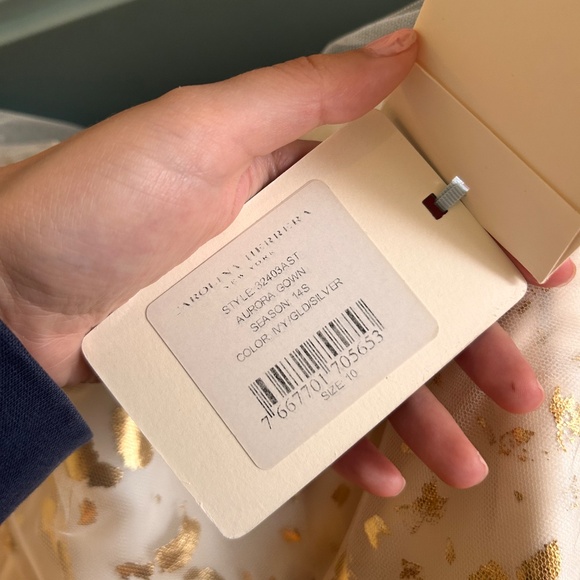 Carolina Herrera Wedding Dress - Picture 6 of 13